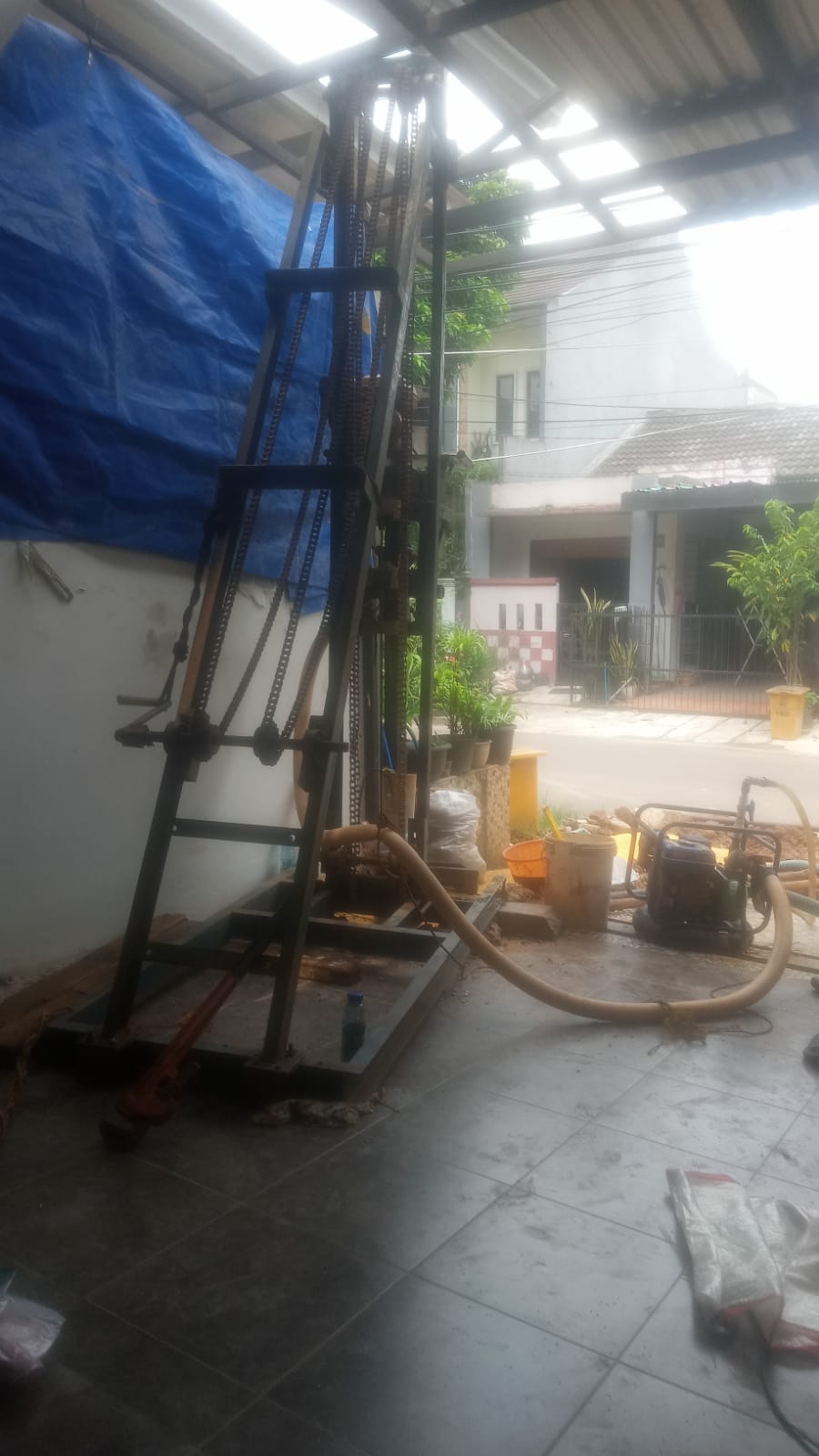 [Foto pengeboran sumur]